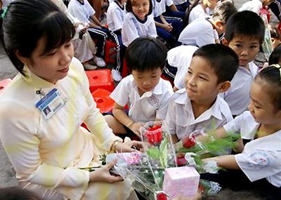 Phát động thi đua chào mừng 30 năm ngày Nhà giáo Việt Nam - ảnh 1