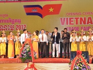 Khai mạc Hội chợ Thương mại quốc tế Việt Nam-Campuchia 2012 - ảnh 1