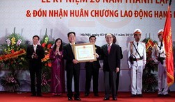 Chủ tịch Quốc hội Nguyễn Sinh Hùng dự lễ kỷ niệm 20 năm thành lập Ngân hàng SHB - ảnh 1