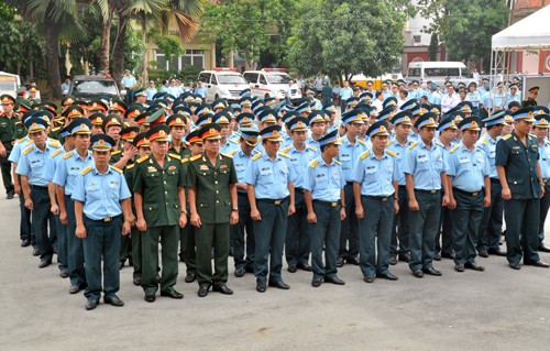 Lễ truy điệu hai phi công hy sinh trong vụ tai nạn máy bay gần đảo Phú Quý - ảnh 1