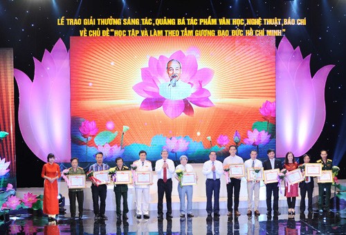 Trao giải  “Học tập và làm theo tấm gương đạo đức Hồ Chí Minh