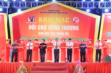 Khai mạc hội chợ công thương khu vực Bắc Trung Bộ Nhịp cầu xuyên Á- Quảng Trị 2015 - ảnh 1