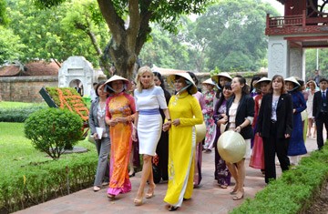 Phu nhân Phó Tổng thống Hoa Kỳ Jill Biden thăm Văn Miếu Quốc Tử Giám - ảnh 1