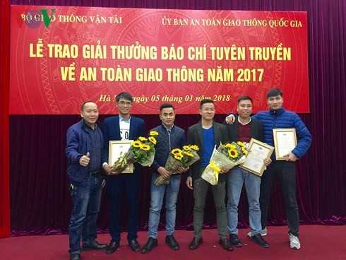 Trao giải thưởng báo chí tuyên truyền về an toàn giao thông năm 2017 - ảnh 1