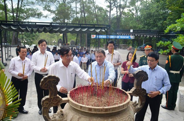 Dâng hương tại Khu lưu niệm Tổng Bí thư Lê Duẩn và viếng các Anh hùng liệt sỹ - ảnh 1