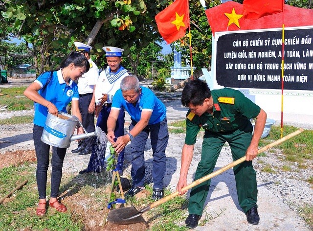 Cuộc thi ảnh “Khoảnh khắc tình nguyện”: Phản ánh sinh động hình ảnh đẹp của các chiến sĩ mùa hè xanh - ảnh 2