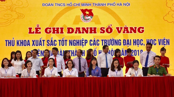 Hà Nội tuyên dương các thủ khoa xuất sắc - ảnh 1