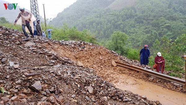 Bão số 6 đổ bộ, sân bay Phù Cát đóng cửa, Bộ Giao thông vận tải ra công điện khẩn - ảnh 1