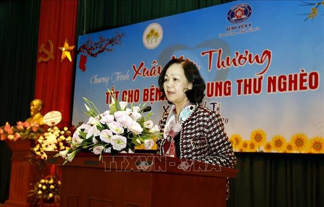 Trưởng Ban dân vận Trung ương Trương Thị Mai thăm tặng quà các bệnh nhân tại Bệnh viện K cơ sở Tân Triều - ảnh 1