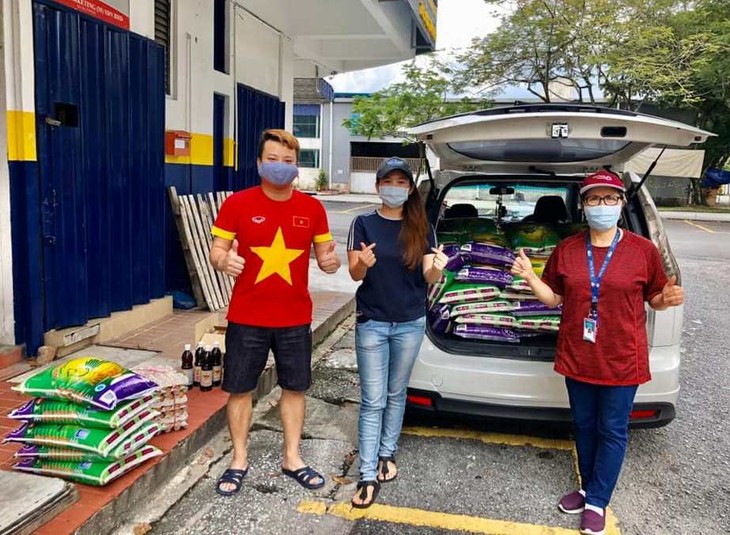 CLB phụ nữ Việt Nam tại Malaysia tổ chức quyên góp giúp đỡ bà con kiều bào nghèo - ảnh 1