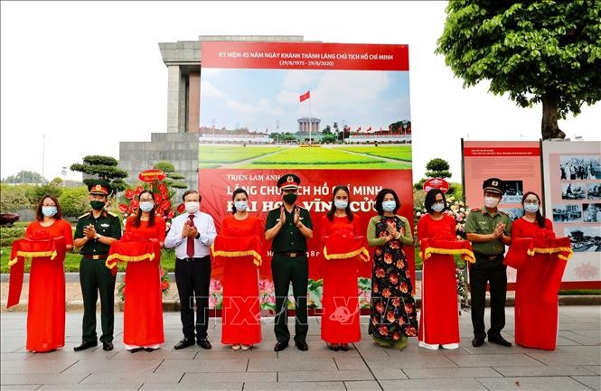 Khai mạc triển lãm ảnh “Lăng Chủ tịch Hồ Chí Minh - Đài hoa vĩnh cửu“ - ảnh 1