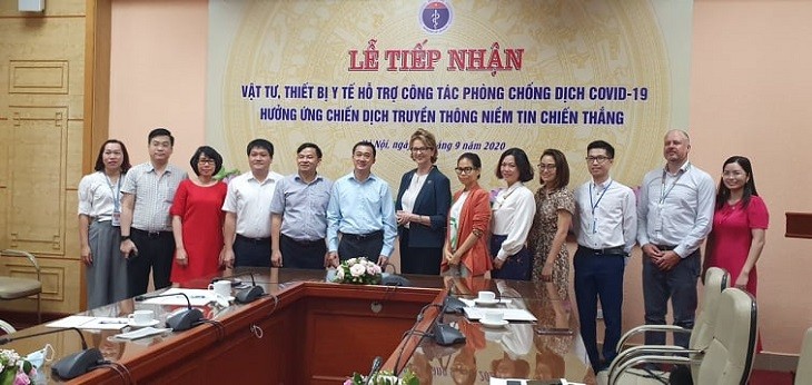 Bộ Y tế tiếp nhận vật tư, thiết bị y tế phục vụ Công tác phòng, chống dịch Covid-19 - ảnh 1