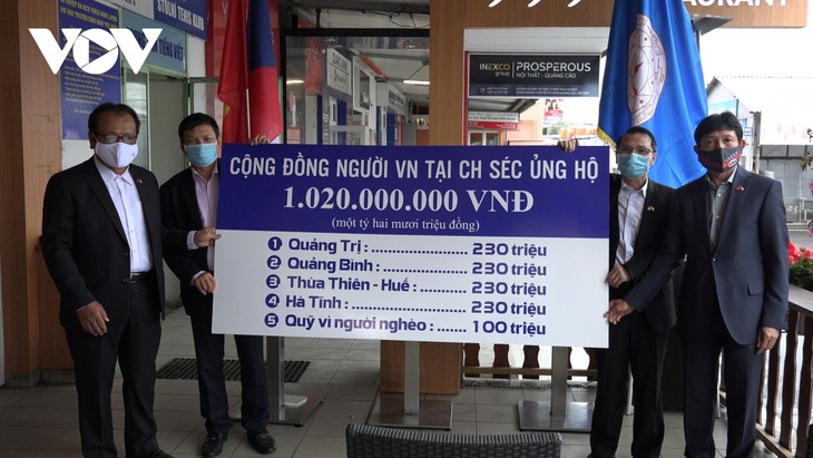 Người Việt Nam ở nước ngoài hướng về đồng bào miền Trung - ảnh 2