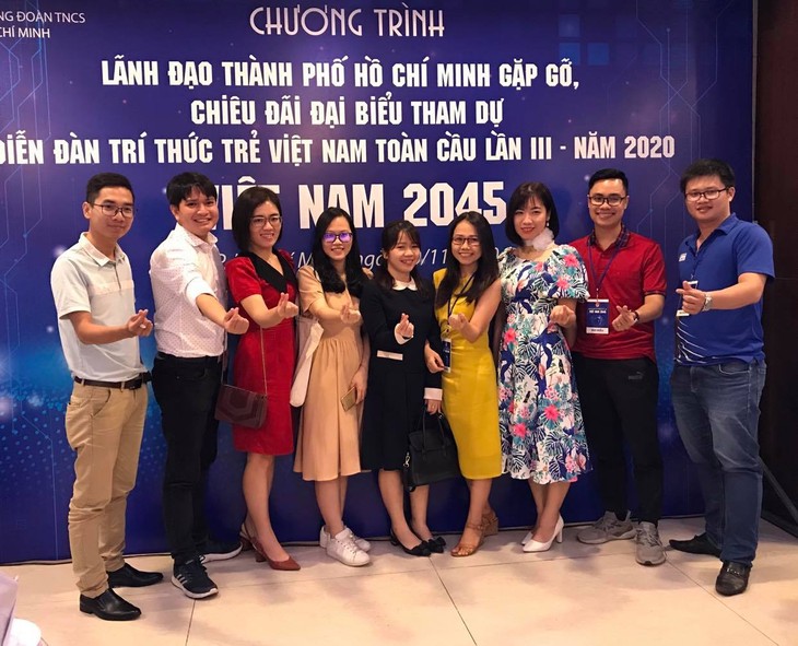 Lãnh đạo Thành phố Hồ Chí Minh gặp gỡ đại biểu dự Diễn đàn trí thức trẻ Việt Nam toàn cầu 2020 - ảnh 1