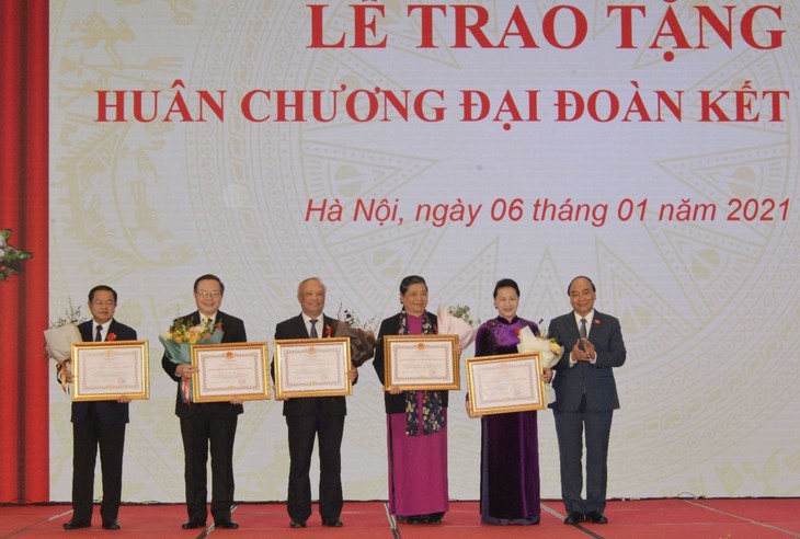 Lễ trao tặng Huân chương Đại đoàn kết dân tộc cho lãnh đạo Quốc hội - ảnh 1