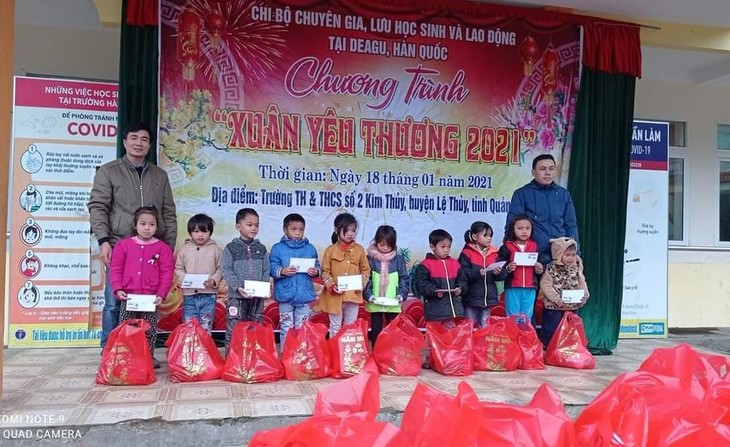 Người Việt ở Daegu trao quà Tết cho học sinh có hoàn cảnh khó khăn tại Quảng Bình - ảnh 3