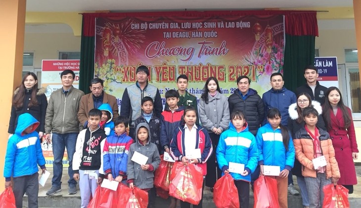 Người Việt ở Daegu trao quà Tết cho học sinh có hoàn cảnh khó khăn tại Quảng Bình - ảnh 1