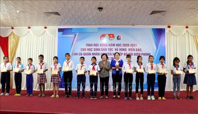 Trao học bổng tặng học sinh dân tộc thiểu số và con em chiến sỹ Biên phòng - ảnh 1