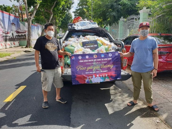 “Trao gửi yêu thương” đến người dân trong nước - ảnh 1