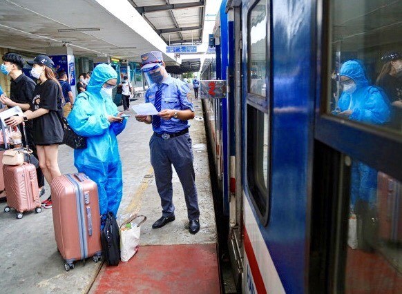 Chuyến tàu đầu tiên khởi hành từ ga Hà Nội đi Thành phố Hồ Chí Minh sau giãn cách xã hội - ảnh 1