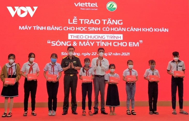 Trao 12.785 máy tính bảng cho học sinh nghèo, có hoàn cảnh khăn ở tỉnh Sóc Trăng - ảnh 1