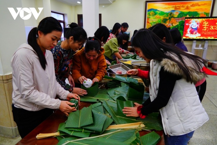 Người Việt tại Bắc Kinh (Trung Quốc) gói bánh chưng đón Tết - ảnh 1