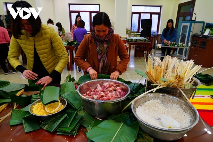 Người Việt tại Bắc Kinh (Trung Quốc) gói bánh chưng đón Tết - ảnh 3