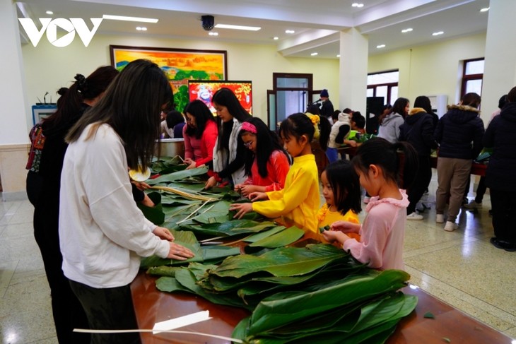 Người Việt tại Bắc Kinh (Trung Quốc) gói bánh chưng đón Tết - ảnh 4