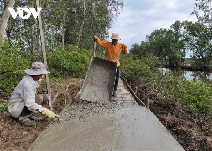 Người dân Cà Mau cùng làm đường để đổi mới nông thôn - ảnh 2