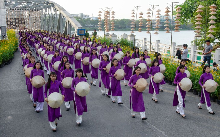 Muôn thuở vàng son - Tà áo dài Việt Nam - ảnh 1