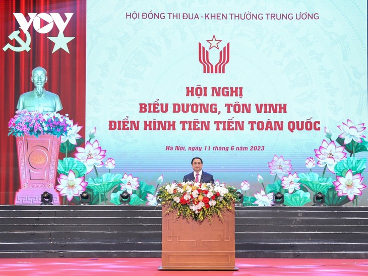 Thủ tướng: Mỗi điển hình tiên tiến là bông hoa tỏa hương sắc về tinh thần, đạo đức, ý thức trách nhiệm và sự cống hiến - ảnh 1