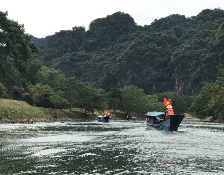 Kiều bào trẻ khám phá vẻ đẹp diệu kỳ của động Phong Nha - ảnh 2