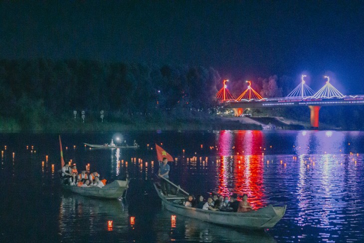 Thả hoa đăng trên sông Thạch Hãn khơi dậy lòng yêu nước và tự hào dân tộc cho thế hệ trẻ kiều bào - ảnh 6