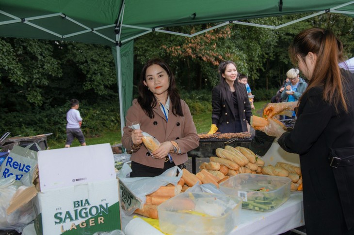 Giải bóng đá cộng đồng Scotland gắn kết người Việt tại Anh - ảnh 2