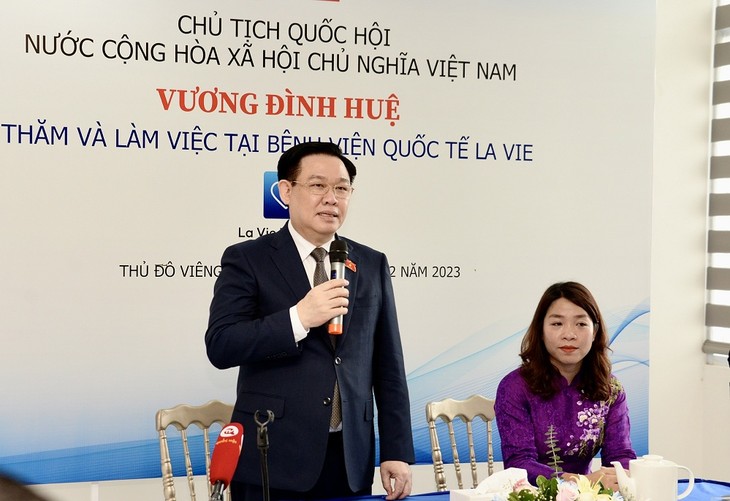 Chủ tịch Quốc hội Vương Đình Huệ thăm Bệnh viện Quốc tế La Vie tại Lào - ảnh 1