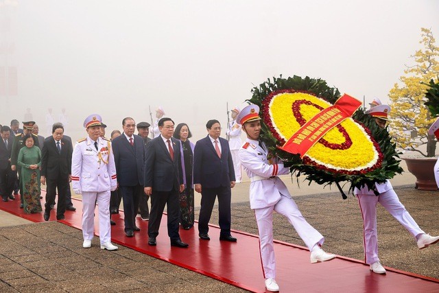 Lãnh đạo Đảng, Nhà nước vào Lăng viếng Chủ tịch Hồ Chí Minh - ảnh 1