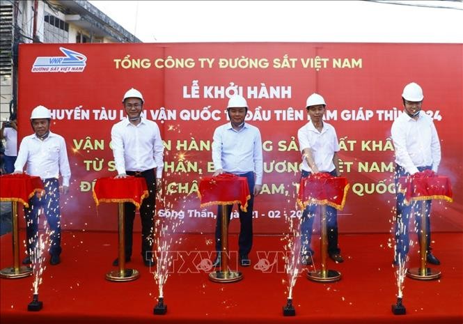 Chuyến tàu liên vận quốc tế đầu tiên năm Giáp Thìn vận chuyển hàng nông sản xuất khẩu sang Trung Quốc - ảnh 1