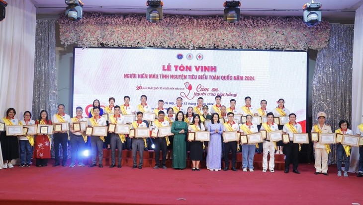 Tôn vinh 100 gương hiến máu tiêu biểu toàn quốc năm 2024 - ảnh 1