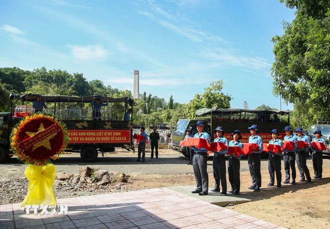 Đón 172 hài cốt liệt sĩ và 2 Đội tìm kiếm, quy tập tại Campuchia về nước - ảnh 1