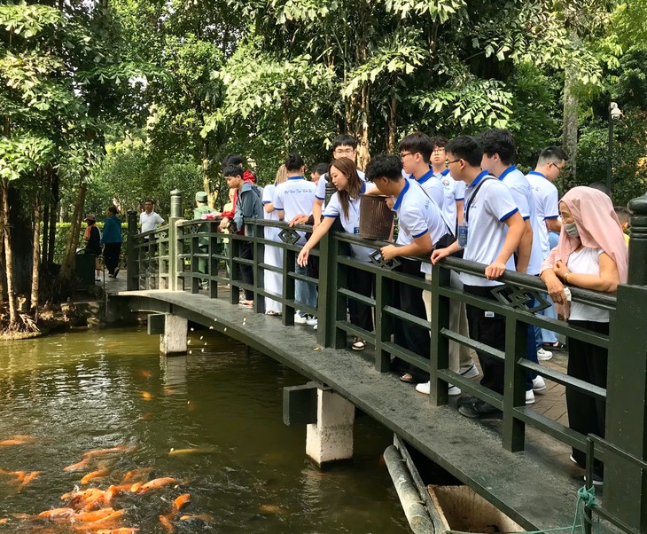 Trại hè Việt Nam 2024: Kiều bào trẻ xúc động viếng Lăng Chủ tịch Hồ Chí Minh và trải nghiệm làm gốm Bát Tràng  - ảnh 3