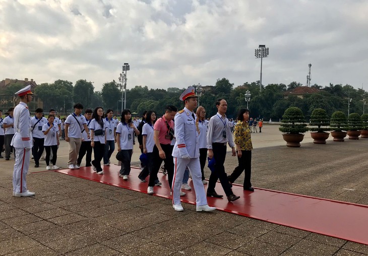 Trại hè Việt Nam 2024: Kiều bào trẻ xúc động viếng Lăng Chủ tịch Hồ Chí Minh và trải nghiệm làm gốm Bát Tràng  - ảnh 1