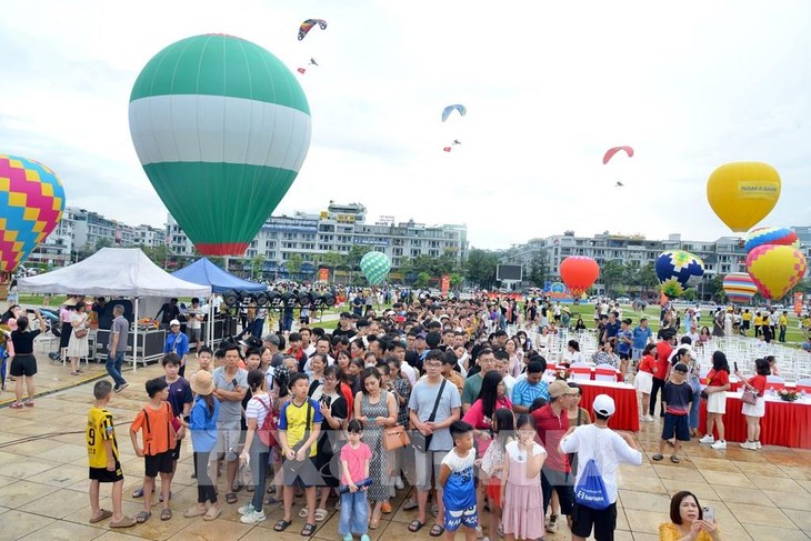 Quảng Ninh đã đón gần 290.000 lượt khách trong 2 ngày đầu nghỉ lễ  - ảnh 1