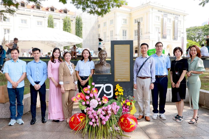 79 bông sen tri ân Chủ tịch Hồ Chí Minh: Tinh thần Việt Nam tỏa sáng tại Singapore - ảnh 3