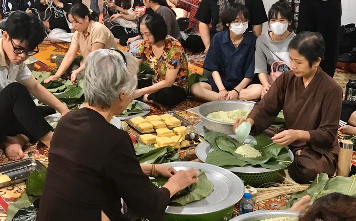 Hà Nội: Bánh chưng tình thương lan tỏa yêu thương đến đồng bào vùng lũ - ảnh 1