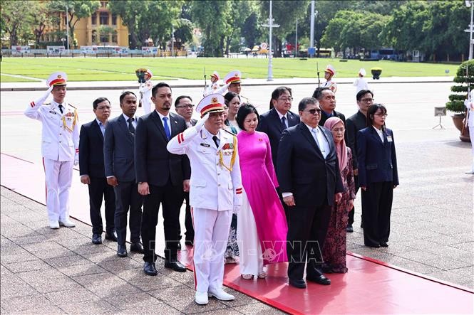 Chủ tịch Hạ viện Malaysia vào Lăng viếng Chủ tịch Hồ Chí Minh - ảnh 1