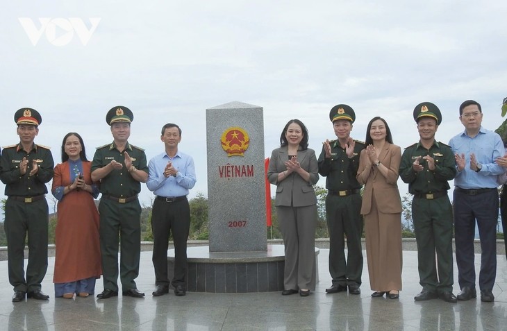 Phó Chủ tịch nước Võ Thị Ánh Xuân thăm biên giới Kon Tum nhân dịp 50 năm giải phóng Tây Nguyên - ảnh 1