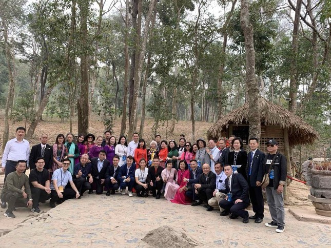 Kiều bào dâng hương, tri ân tại các di tích lịch sử cách mạng ở Tuyên Quang - ảnh 4