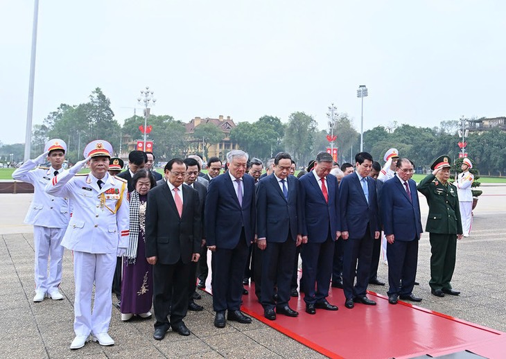 Lãnh đạo Đảng, Nhà nước vào Lăng viếng Chủ tịch HCM nhân kỷ niệm 50 năm Ngày Giải phóng miền Nam, thống nhất đất nước - ảnh 2