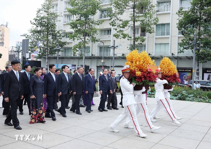 Lãnh đạo Đảng, Nhà nước dâng hương tưởng nhớ Chủ tịch Hồ Chí Minh và Chủ tịch Tôn Đức Thắng - ảnh 1