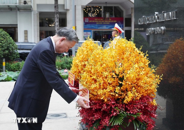 Lãnh đạo Đảng, Nhà nước dâng hương tưởng nhớ Chủ tịch Hồ Chí Minh và Chủ tịch Tôn Đức Thắng - ảnh 2